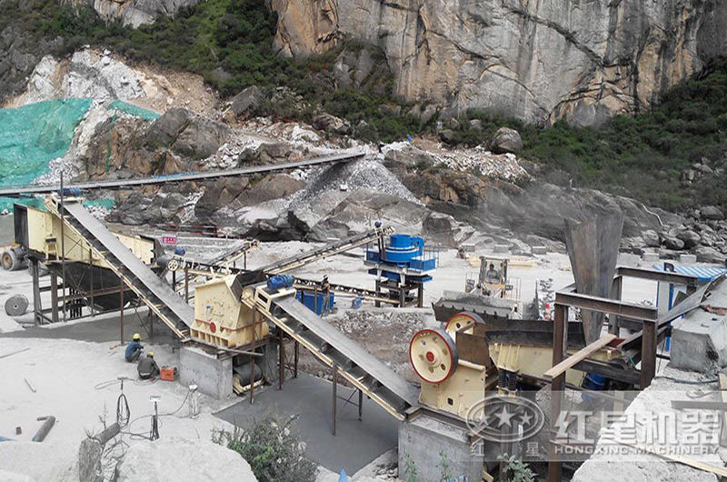 破碎生產(chǎn)線現(xiàn)場(chǎng)圖片