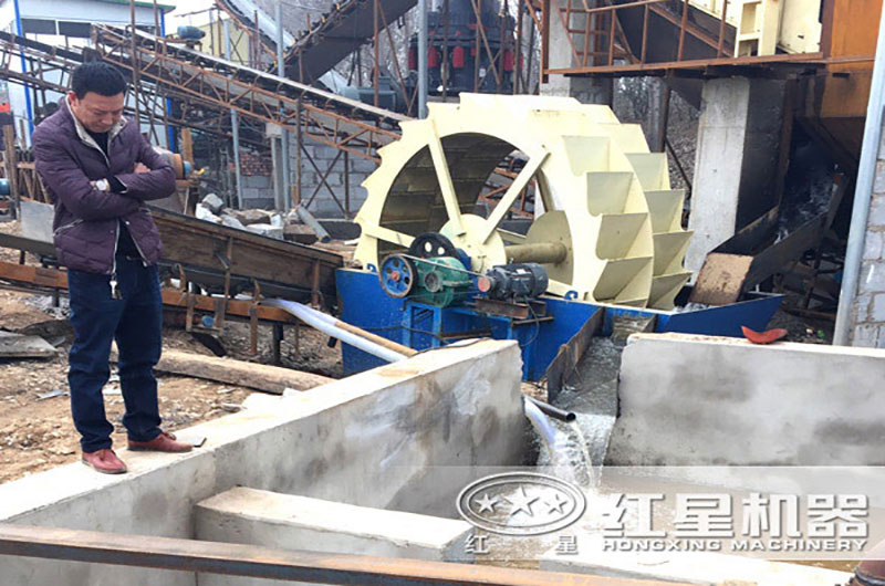 洗砂機(jī)旁配置沉淀池，實(shí)現(xiàn)水資源循環(huán)利用