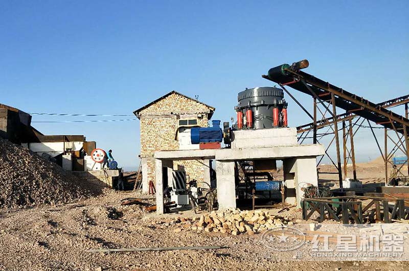 小型顎式破碎機(jī)作業(yè)現(xiàn)場，運行效率高