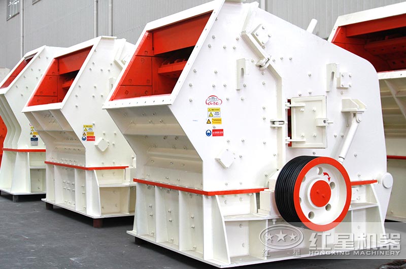 中小型反擊式粉碎機(jī)進(jìn)料口大，破碎腔深