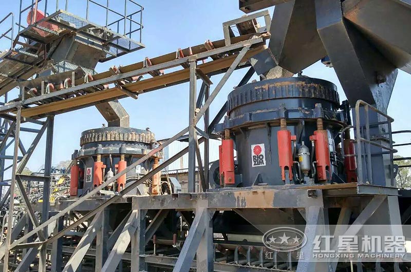 該大型碎石機生產(chǎn)線使用兩臺圓錐破投資成本大概在300萬