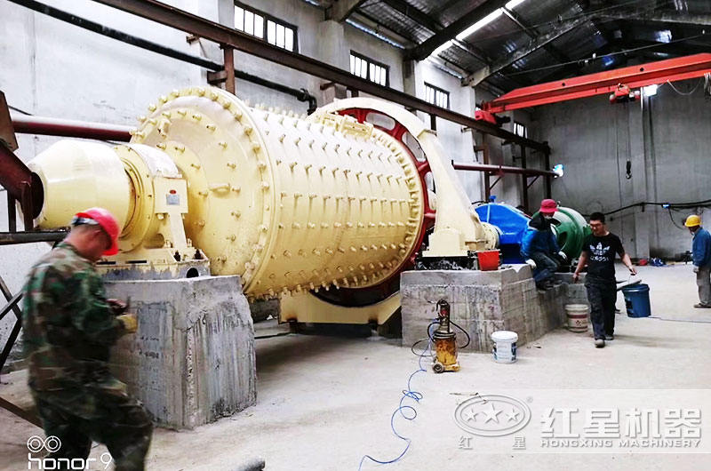 球磨機安裝進行中，等待投產(chǎn)