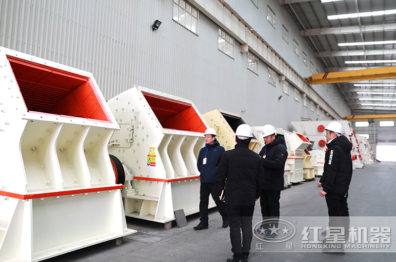 客戶(hù)來(lái)廠參觀了解日產(chǎn)6千噸鐵礦石破碎生產(chǎn)線(xiàn)相關(guān)設(shè)備