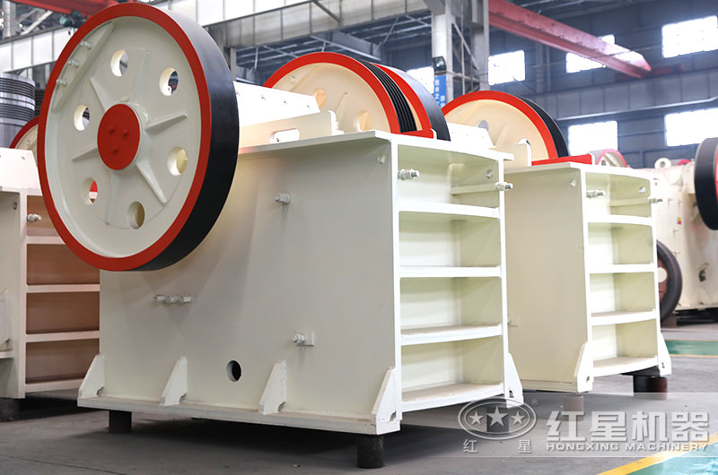 顎式碎石機(jī)車間實(shí)拍圖