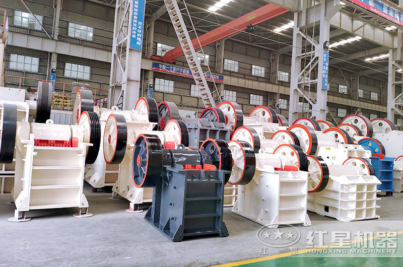 顎式破碎機(jī)車(chē)間實(shí)拍圖 顎式破碎機(jī)車(chē)間實(shí)拍圖