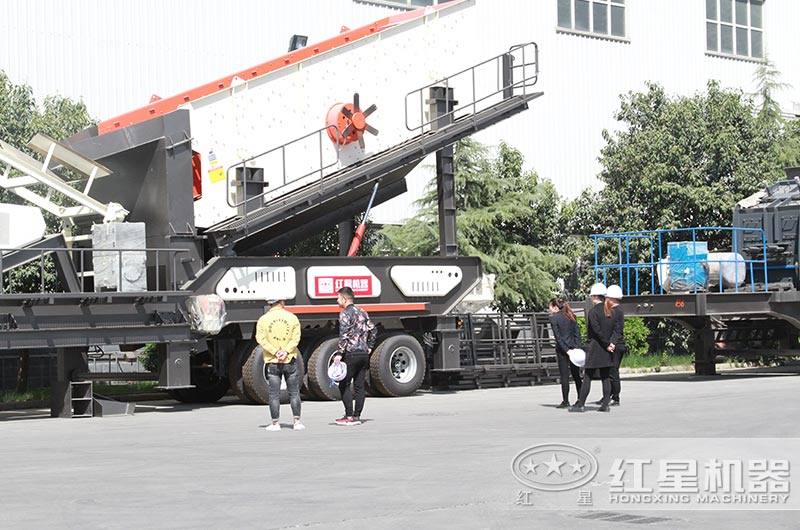 紅星客戶到廠參觀考察車載式移動(dòng)破碎機(jī)