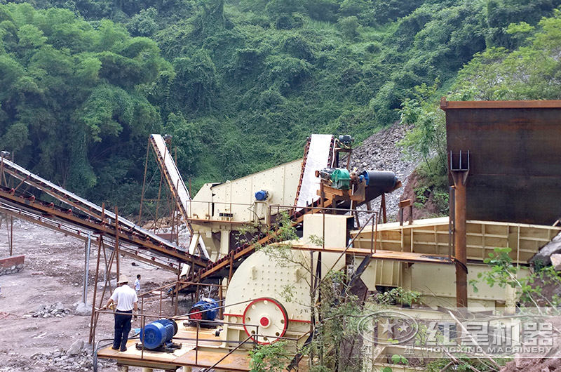 每小時(shí)生產(chǎn)3000噸的破碎現(xiàn)場(chǎng)