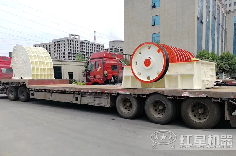 紅星時(shí)產(chǎn)3000噸的PCZ2225重錘式破碎機(jī)發(fā)貨現(xiàn)場(chǎng)