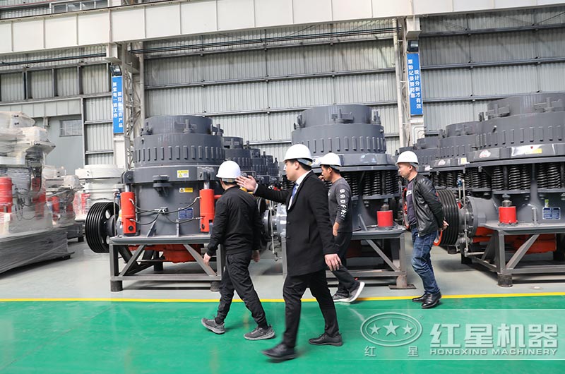 紅星客戶(hù)到廠參觀考察石子破碎機(jī)