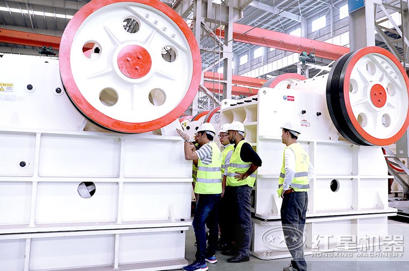 紅星客戶到廠參觀考察大型顎式破碎機