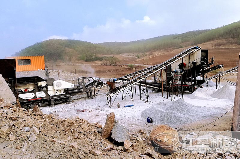 移動(dòng)式破碎機(jī)生產(chǎn)現(xiàn)場(chǎng)_移動(dòng)鄂破+移動(dòng)反擊破