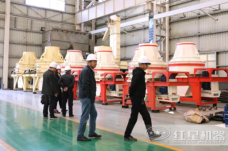 客戶到廠近距離考察小型沖擊式破碎機(jī)