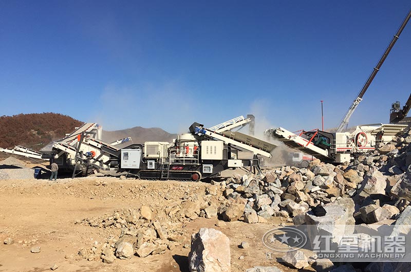 履帶式制砂機生產(chǎn)現(xiàn)場圖