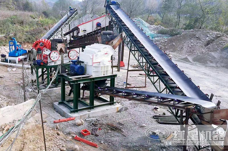 小型石子粉碎機生產(chǎn)現(xiàn)場圖