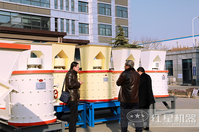 客戶來(lái)紅星廠區(qū)參觀，近距離了解小型制砂機(jī)