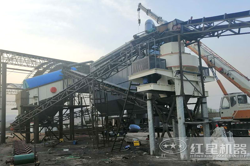 沖擊式制砂機作業(yè)現(xiàn)場圖，配備環(huán)保裝置