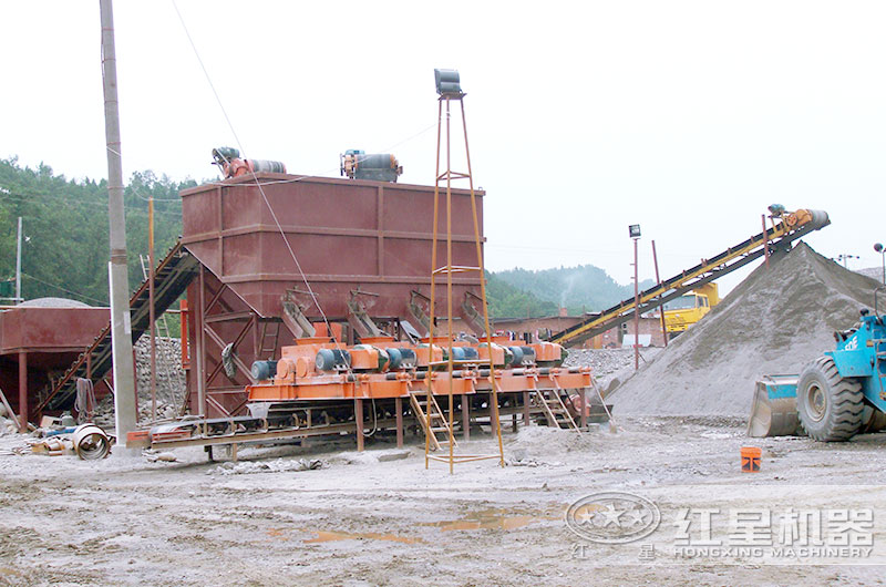 直徑800對(duì)輥式破碎機(jī)現(xiàn)場(chǎng)安裝中