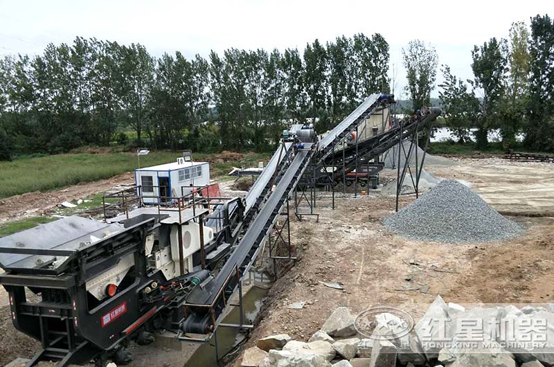 移動(dòng)磕石機(jī)生產(chǎn)現(xiàn)場，兩臺(tái)聯(lián)合作業(yè)