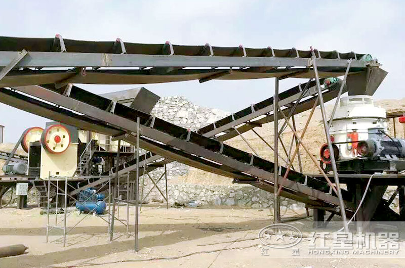 砂石生產(chǎn)線現(xiàn)場，粗碎破碎機(jī)為顎式破碎機(jī)