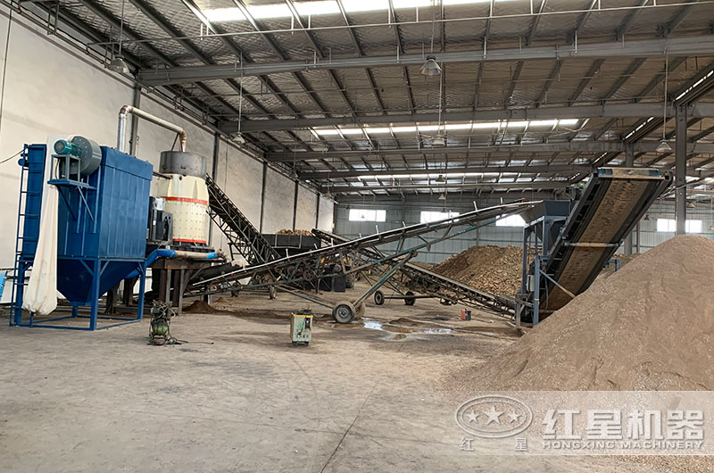 山東立式復(fù)合破碎機(jī)生產(chǎn)現(xiàn)場，封閉廠房，綠色環(huán)保