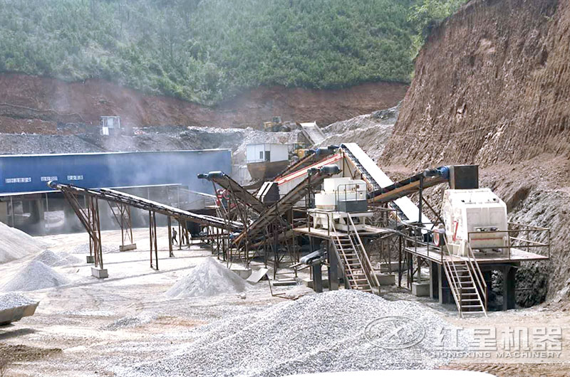 碎石生產(chǎn)現(xiàn)場(chǎng)，反擊破+沖擊式破碎機(jī)