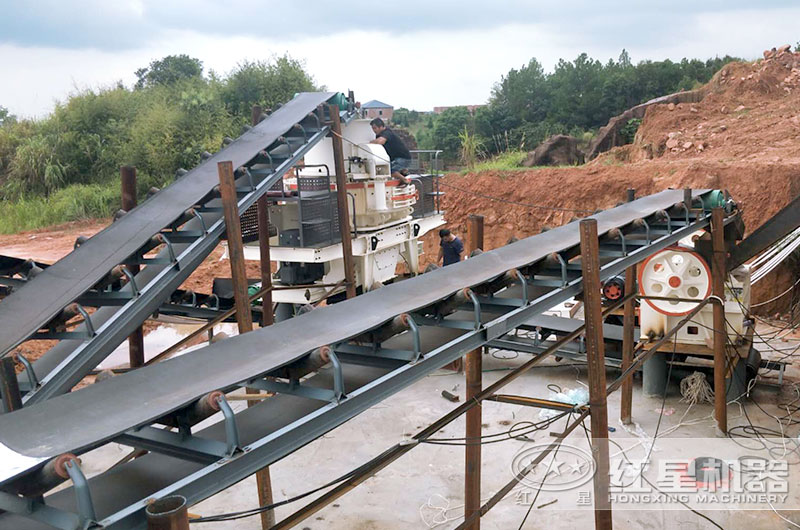 鵝卵石制砂生產(chǎn)線，鵝卵石制砂機正在安裝中