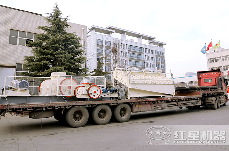 對(duì)輥破碎機(jī)發(fā)貨現(xiàn)場(chǎng)，發(fā)往廣東