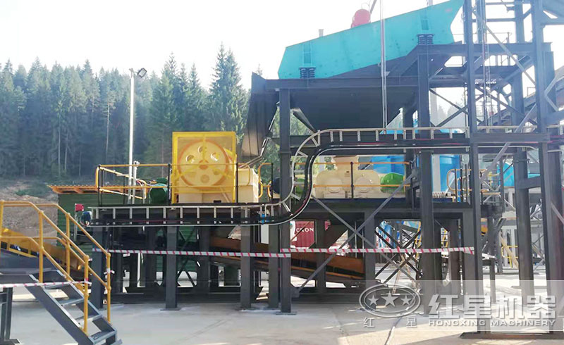 新型對(duì)輥機(jī)現(xiàn)場